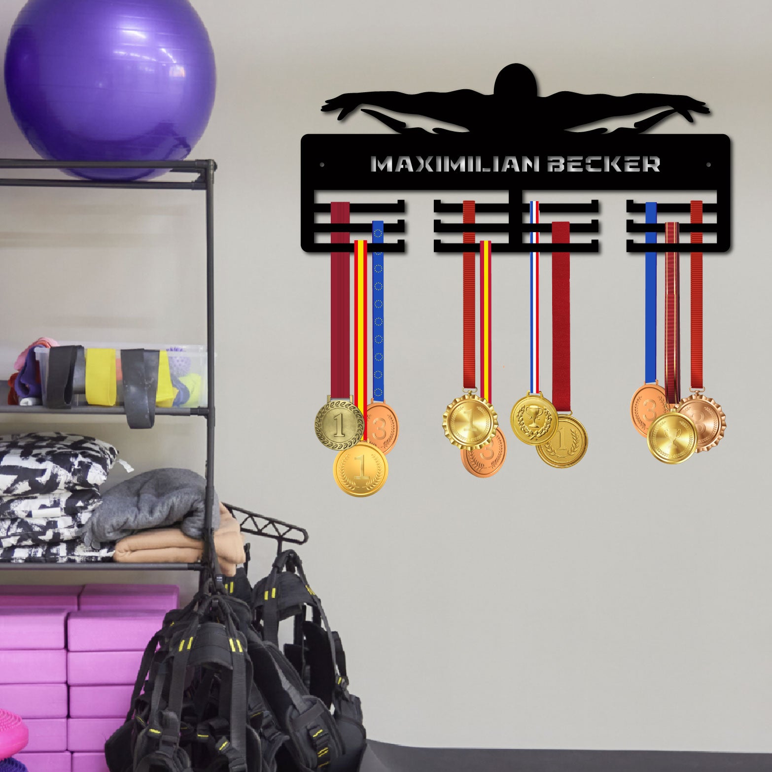 Personalisierter Medaillenhalter Schwimmen mit Namen, Modell „Unaufhaltsame Welle“