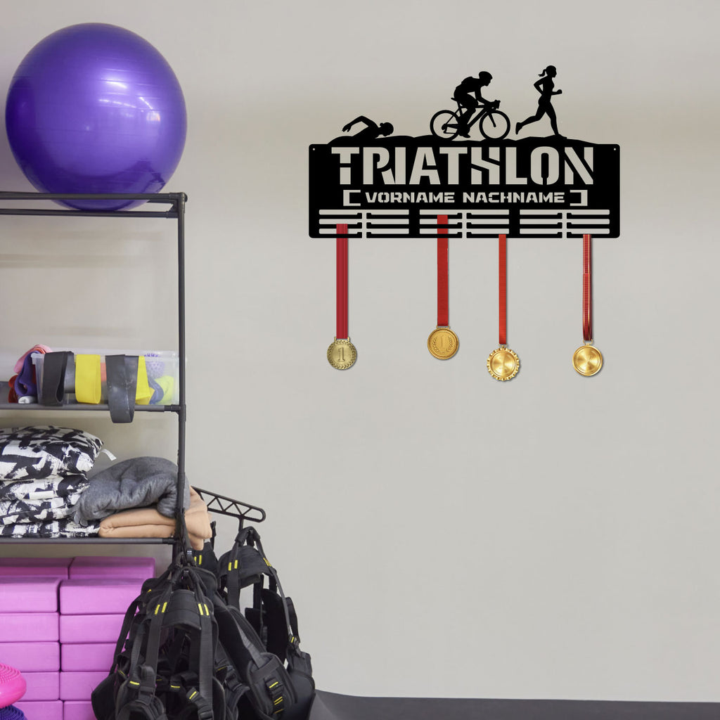 Personalisierter Medaillenhalter Triathlon mit Namen, mit weiblichen Figuren
