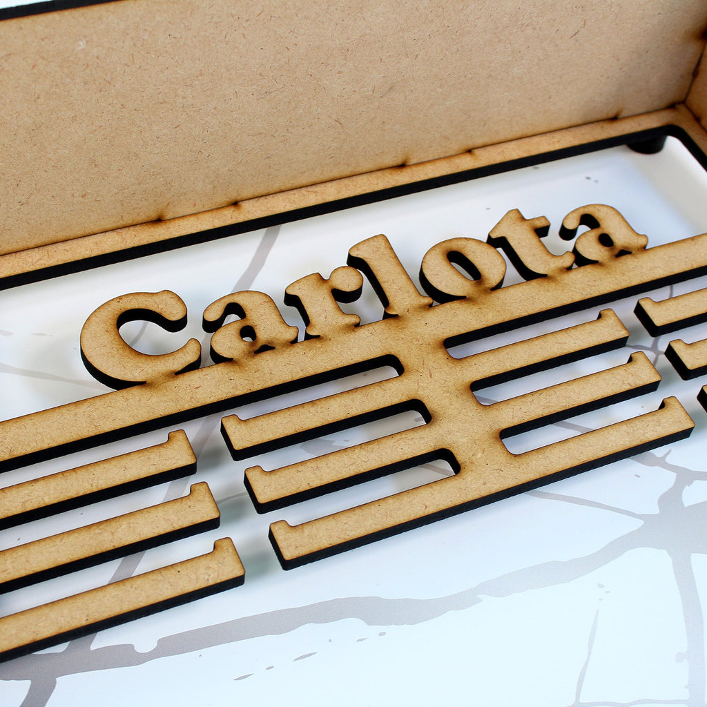 Personalisierter Medaillenhalter mit Namen und Etikett