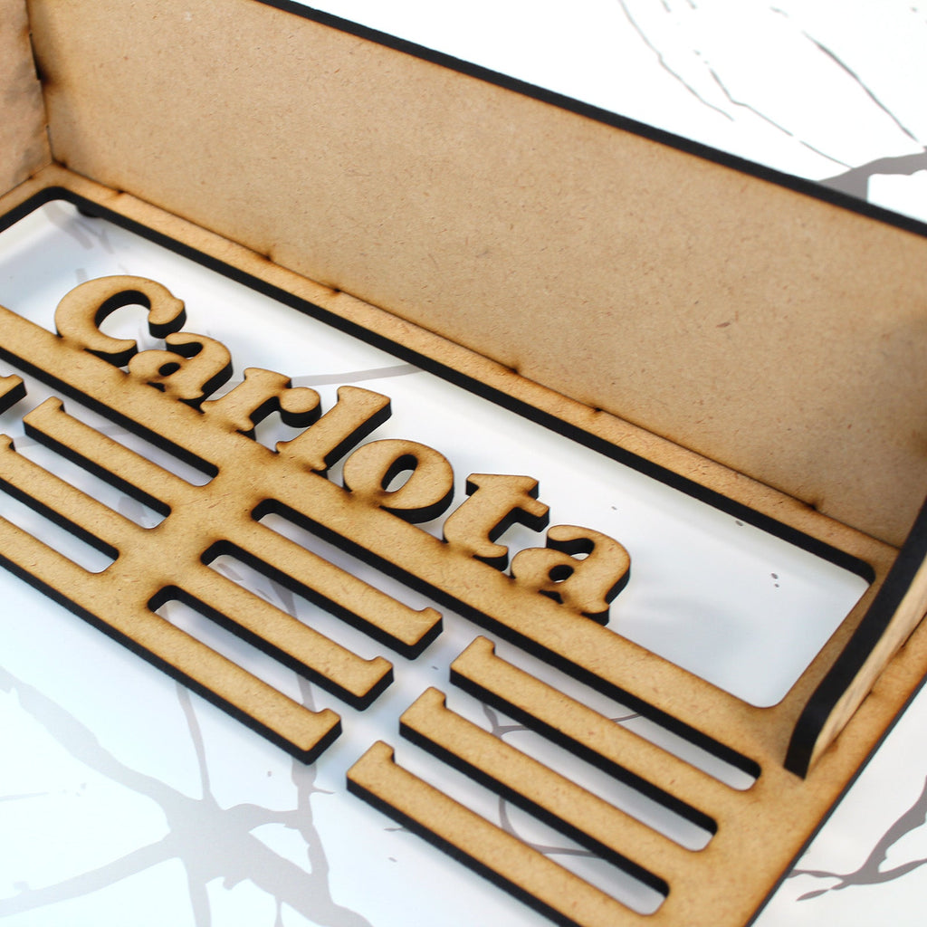 Personalisierter Medaillenhalter mit Namen und Etikett