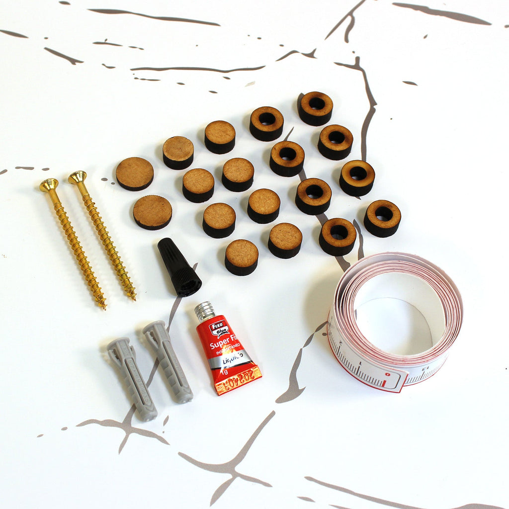 Montageset mit Schrauben, Dübeln, Abstandhaltern, Kleber, Abdeckkappe und Maßband