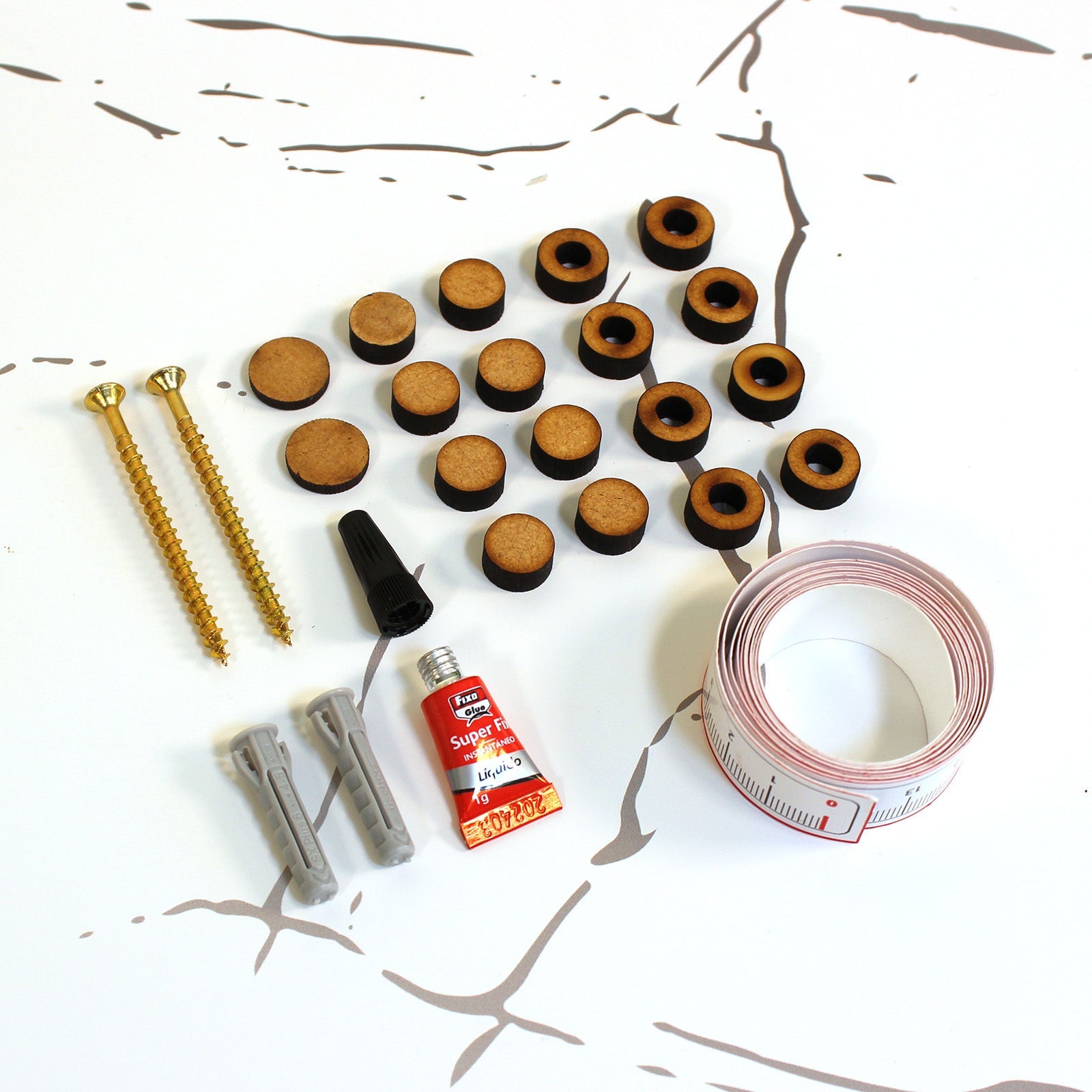 Montageset mit Schrauben, Dübeln, Abstandhaltern, Kleber, Abdeckkappe und Maßband