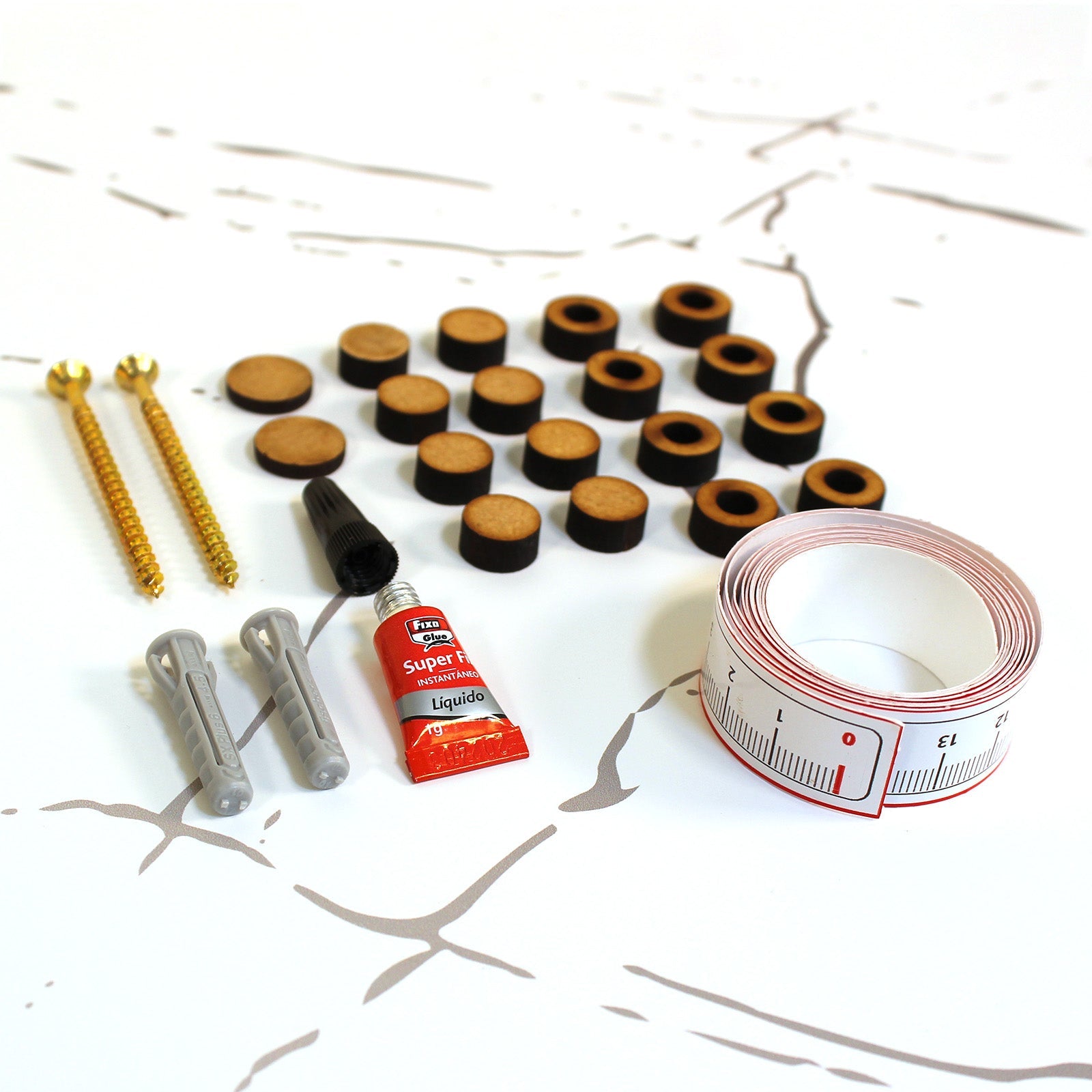 Montageset mit Schrauben, Dübeln, Abstandhaltern, Kleber, Abdeckkappe und Maßband